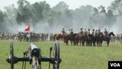 Reka ulang pertempuran di Manassas, Virginia (24/7) adalah satu di antara beberapa reka ulang yang diselenggarakan untuk mengenang 150 tahun perang saudara di Amerika.