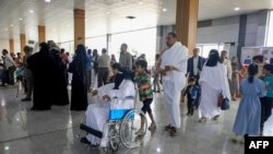 حجاج یمنی در فرودگاه صنعا منتظر سوار شدن به هواپیما به مقصد جده هستند (جمعه ۲۷ خرداد ۱۴۰۲) 