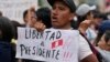 Un simpatizante del expresidente peruano Pedro Castillo pide su lberación durante una protesta en Lima el 15 de diciembre de 2022.
