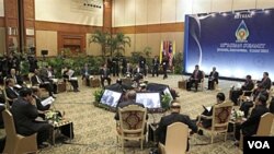 Para pemimpin negara anggota ASEAN bertemu dalam KTT ASEAN ke-18 di Jakarta (8/5).