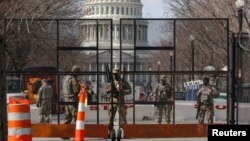 Pripadnici Nacionalne garde ispred zgrade Kongresa