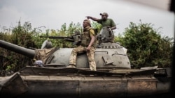 Para prajurit Angkatan Bersenjata Republik Demokratik Kongo (FARDC) memberi isyarat saat mereka menaiki tank saat mereka maju menuju Sake, 25 km di barat laut Goma pada 23 Januari 2025. (Foto: AFP)