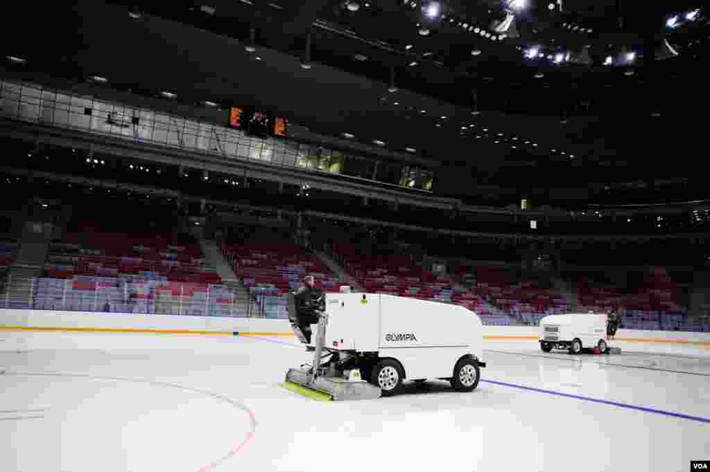 Mesin-mesin es melicinkan arena sebelum dipakai untuk latihan pertandingan hoki di dalam Kubah Es, Sochi, Rusia (15/3). (V. Undritz/VOA) 