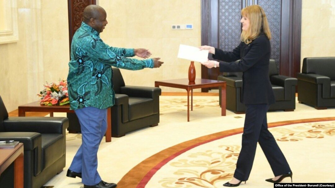 Perezida Ndayishimiye yakira umuserukizi mushasha w'Amerika mu Burundi Melanie Harris Higgins 
