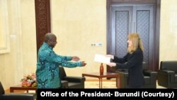 Perezida Evariste Ndayishimiye yakira umuserukizi w'Amerika mu Burundi Melanie Harris Higgins