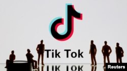 La gráfica muestra una pantalla donde se observan el símblo rpincipal y el anuncio de la popular red social Tik Tok.
