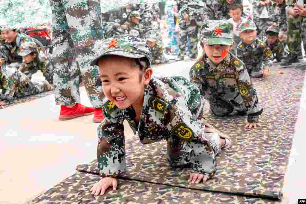 2018年5月30日，在中国河南省滑县，国际儿童节之前，孩子们在幼儿园模拟军事演习。中国6月1日庆祝国际儿童节。