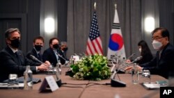 토니 블링컨 미국 국무장관과 정의용 한국 외교장관이 지난 5월 G7 외교장관 회의가 열린 영국 런던에서 만났다.