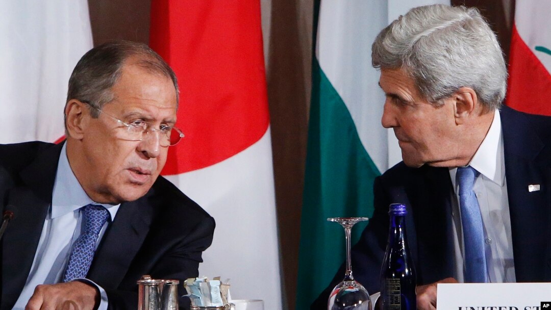 Menlu Rusia Sergey Lavrov (kiri) dan Menlu Amerika John Kerry dalam pertemuan mengenai Suriah (foto: dok). 