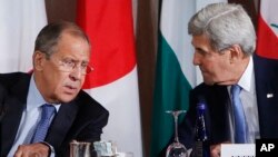 Menlu Rusia Sergey Lavrov (kiri) dan Menlu Amerika John Kerry dalam pertemuan mengenai Suriah (foto: dok). 