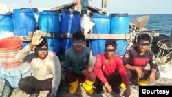 ဖမ်းဆီးခံရတဲ့ မြန်မာရေလုပ်သားများ။ (ဓာတ်ပုံ -Photo-Malaysian Maritime Enforcement Agency)