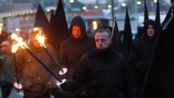 در آلمان، راهپیمانان راستگرای افراطی در ۶۶ امین سالگرد بمباران شهر درسدن، در حال حمل مشعل هستند - یکشنبه ۱۳ فوریه ۲۰۱۱