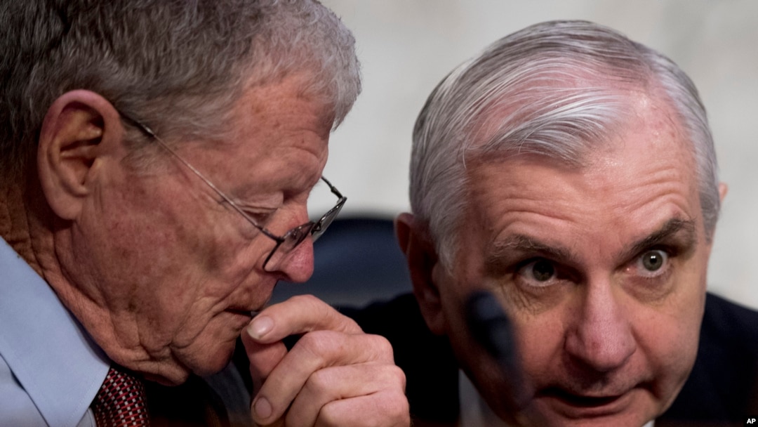 聯邦參議院軍事委員會主席英霍夫（Jim Inhofe）(左)