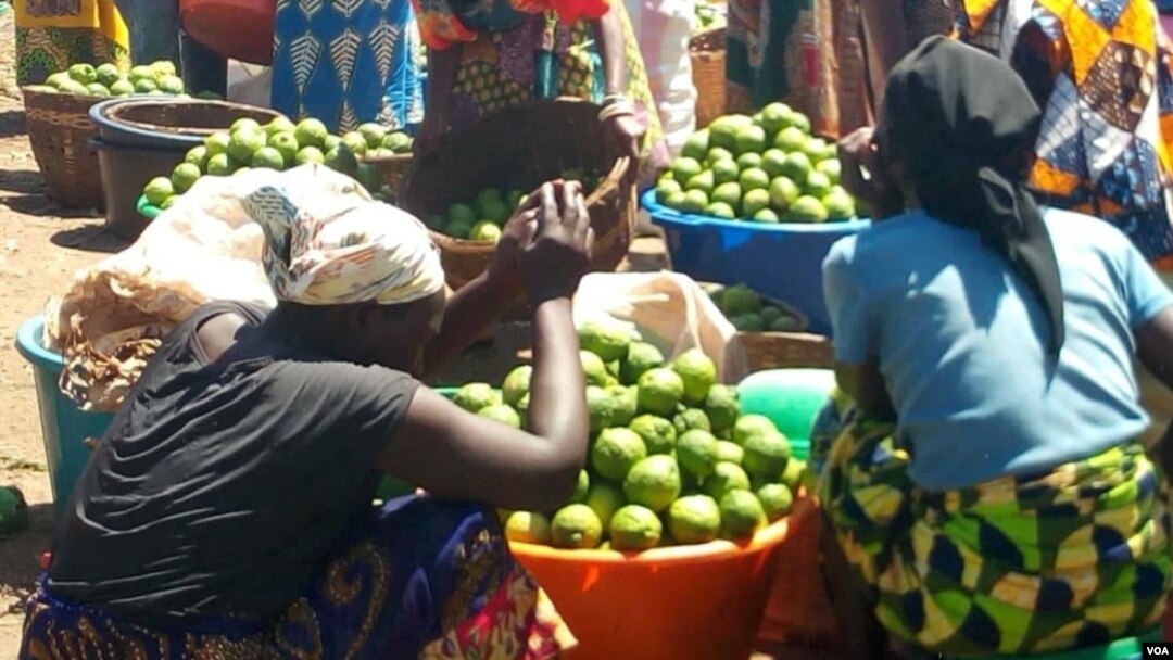 Abahinzi b'imbuto mu kibaya cya Bugarama mu Rwanda