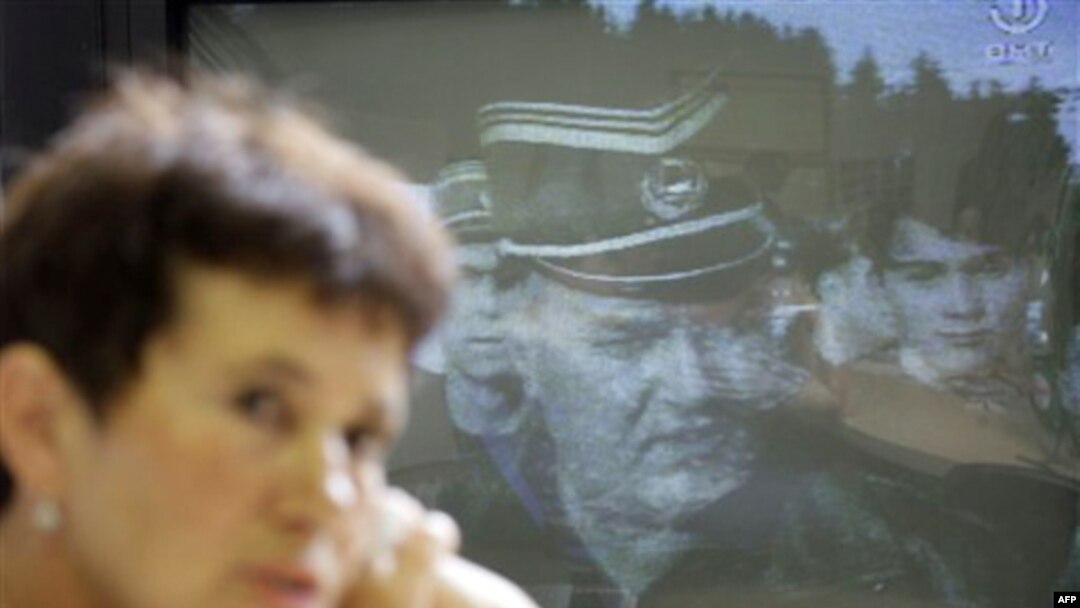 Majka iz Srebrenice, Sabra Kolenović, prati na teleivziji vesti o hapšenju generala Ratka Mladića.
