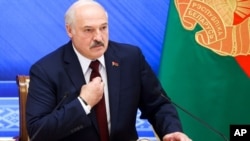 El presidente bielorruso, Alexander Lukashenko, habla durante una conferencia de prensa en Minsk, Bielorrusia, el 9 de agosto de 2021.