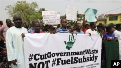 La hausse des prix du carburant a donné lieu à des manifestations au Nigeria, dont celle-ci à Lagos, le 12 janvier. (AP Photo/Sunday Alamba)