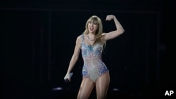 ARCHIVO - Taylor Swift actúa como parte de su gira Eras en el Tokyo Dome, el 7 de febrero de 2024 en Tokio. 