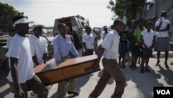 Para warga Haiti memakamkan korban yang meninggal akibat kolera di ibukota Port-au-Prince.