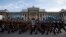Монгольские солдаты на репетиции парада перед Парламентом в Улан-Баторе, Монголия.