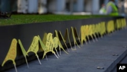抗议者在伦敦一次示威活动期间，在英国内政部外摆放金丝雀形状的抗议标志，反对在英格兰北部的坎布里亚开采焦煤的计划。(2022年12月7日)