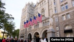 ARCHIVO - Manifestantes protestan frente al Hotel Internacional Trump en Washington, el 26 de octubre de 2016.