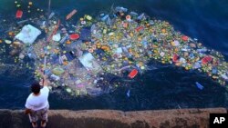 Seorang pria memancing di pantai Laut Tengah di Beirut, Lebanon di antara berbagai sampah plastik (foto: ilustrasi). 