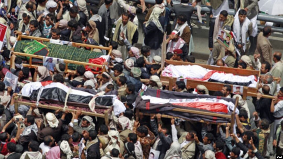 Para demonstran anti-pemerintah melakukan upacara pemakaman bagi pengikut kepala suku Sadeq al-Ahmar yang tewas dalam bentrokan dengan pasukan Yaman di Sanaa (27/5).