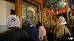 Des pèlerins chrétiens visitent l'Eglise de la Nativité le 24 décembre 2019.