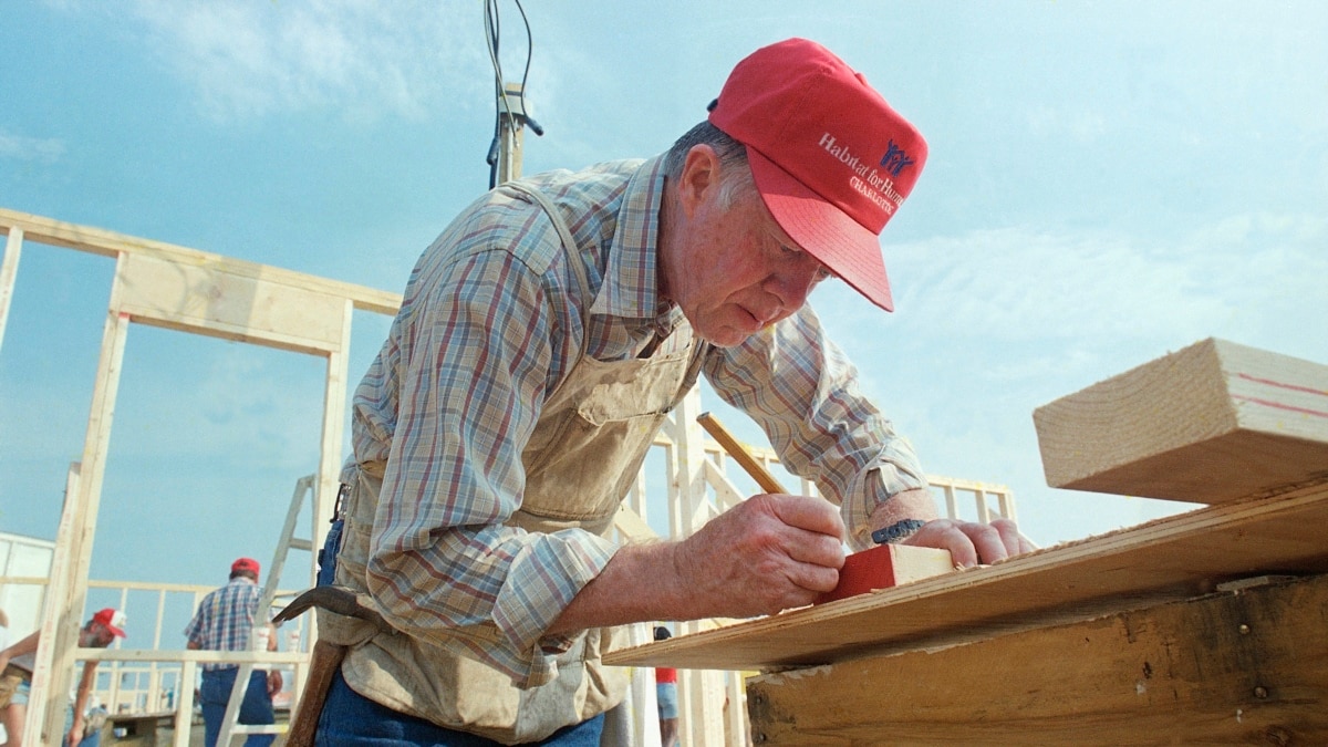 Kerajinan Kayu, Lukisan, dan Puisi Ungkap Jimmy Carter yang Introspektif