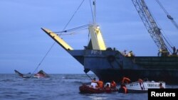 Penjaga pantai mencari jenazah korban kecelakaan kapal feri MBCA Kim-Nirvana di Ormoc, Filipina bagian tengah (2/7).