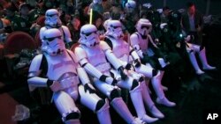 2015年12月27日中国上海: 《星球大战》，有的身穿帝国风暴兵服装，等待首映