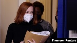 La secretaria de prensa de la Casa Blanca, Jen Psaki, instantes antes de una conferencia de prensa en la Casa Blanca, en Washington, el 16 de febrero del 2021. 