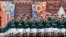 Para kadet militer perempuan Rusia berbaris dalam latihan parade militer menjelang perayaan &#39;Hari Kemenangan&#39; di Lapangan Merah, Moskow.