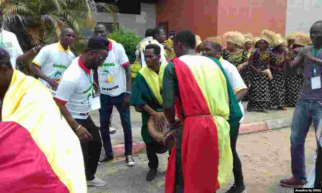 Les supporters sénégalais célèbrent l&rsquo;arrivée des Lions de la Teranga à Franceville, Gabon, le 12 janvier 2017 (VOA/Amedine Sy)