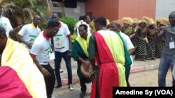 Les supporters sénégalais célèbrent l’arrivée des Lions de la Teranga à Franceville, Gabon, le 12 janvier 2017 (VOA/Amedine Sy)