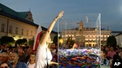 Protesters throw away pens in front of the Presidential Palace to show President Andrzej Duda their disapproval after he signed the latest legislation on the Supreme Court into law, in Warsaw, Poland, July 26, 2018. 