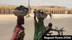 Des femmes à Bol, au Tchad, le 1er avril 2016. (VOA/ Bagassi Koura)