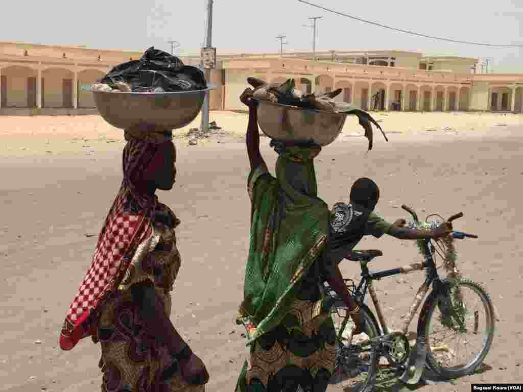 Des femmes font le tour de la ville pour vendre du poisson, un produit populaire dans la région, Bol, Tchad, 1er avril 2016, Photo VOA Bagassi Koura