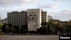 El Ministro del Interior (MININT) de Cuba, Julio C. Gandarilla, ha sido llevado a la lista de personas que no pueden entrar a Estados Unidos. Al fondo el edificio del MININT en La Habana.