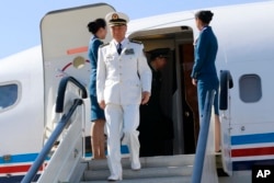 FILE - Miao Hua, direktur departemen urusan politik Komisi Militer Pusat China tiba di Bandara Pyongyang di Pyongyang, Korea Utara, 14 Oktober 2019. (Cha Song Ho, Arsip/AP)