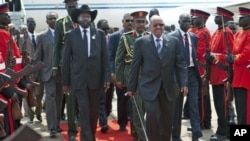 South Sudan's President Salva Kiir (L) and Sudan's President Omar Hassan al-Bashir walk at Juba airport. Tens of thousands of South Sudanese danced and cheered as their new country formally declared its independence on Saturday, a hard-won separation from