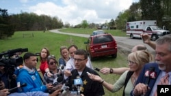 Le lieutenant Michael Preston, du comté de Ross donne une conférence de presse sur les assassinats de huit personnes.