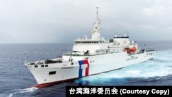 根据台湾海洋委员会海巡署公布的照片，海巡署派出“台北舰”严密监控中国在台湾东海域巡查的两艘舰艇。(2026年7月31日)