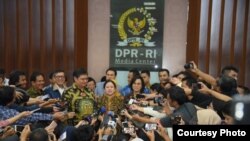 Ketua DPR menerima draf RUU Omnibus Law dari pemerintah pada 12 Februari 2020. (Foto: Humas DPR RI)