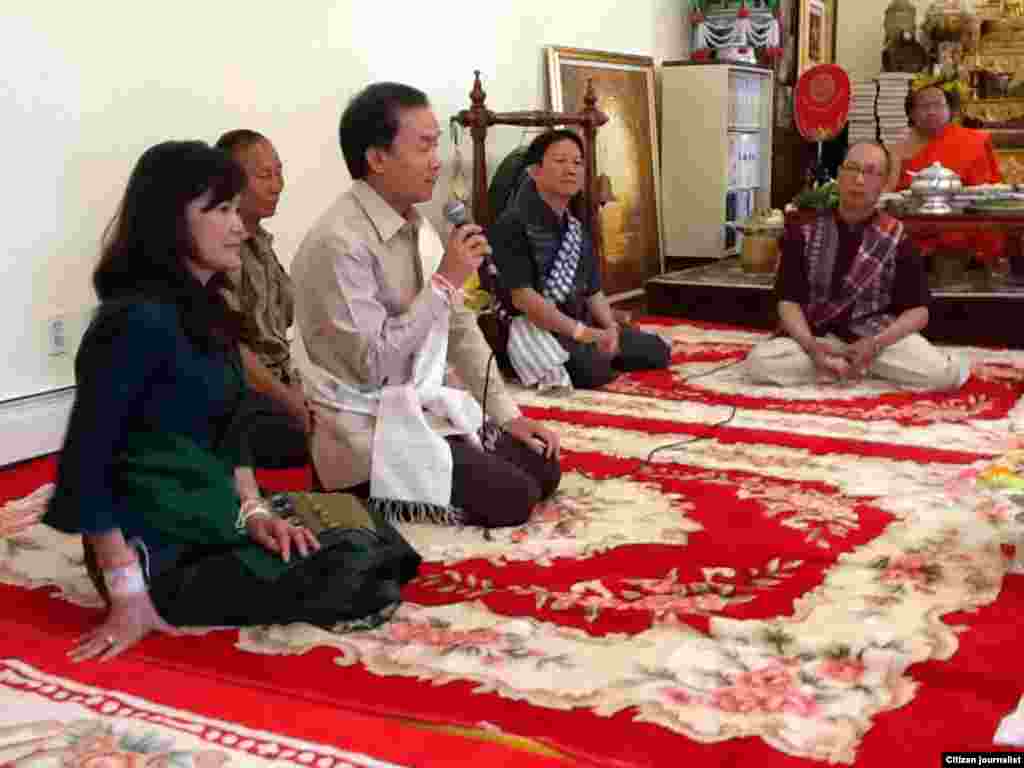 ພະນພທ່ານທູດ ແສງ ສຸຂະທິວົງ ມີຄວາມເຫັນ ຕໍ່ປະຊາຊົນລາວໃນເມືອງແອງກໍຫຣີຈ, ວັນທີ 18 ກໍລະກົດ 2012.