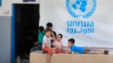 Anak-anak Palestina di kamp pengungsi Palestina di Ein el-Hilweh, berkumpul di halaman belakang sebuah sekolah UNRWA, di kota Sidon, Lebanon (foto: ilustrasi). 