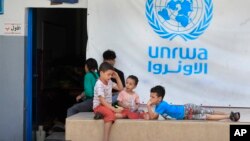 Anak-anak Palestina di kamp pengungsi Palestina di Ein el-Hilweh, berkumpul di halaman belakang sebuah sekolah UNRWA, di kota Sidon, Lebanon (foto: ilustrasi). 