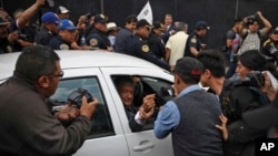 Presiden Meksiko terpilih Andres Manuel Lopez Obrador menyapa seorang pedukungnya saat dia berangkat ke Istana Nasional untuk bertemu dengan Presiden Meksiko Enrique Pena Nieto di Mexico City, 3 Juli 2018.