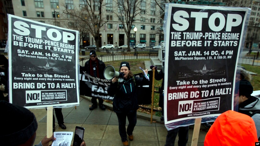 Demonstrasi menentang Presiden AS terpilih Donald Trump, di Alun-alun McPherson, di Washington (14/1). (AP/Jose Luis Magana) 